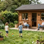 Schönes Gartenhaus in einem gepflegten Garten mit spielenden Kindern und entspannenden Erwachsenen.