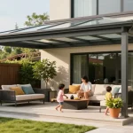 Moderne Terrassenüberdachung mit Familie im Garten genießen.